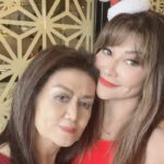 Tamara Bleszynski Instagram - Mamaku sayang…aku bersyukur bisa merayakan ultahku bersama Mama. Kemarin waktu mama sakit dan masuk UGD aku berdoa agar Mama diberi kesembuhan dan Tuhan mengabulkan Doaku. Terima kasih tak terhingga…Doaku selalu utk mu, Ibuku sayang. Dan Fix yahhh…Memang aku Rebel dari kecil 😁🙏 Dan rendahkanlah dirimu terhadap kedua Orang Tuamu dengan penuh kasih sayang dan ucapkanlah, “Wahai Tuhanku. Sayangilah keduanya sebagaimana mereka berdua telah mendidik aku pada waktu kecil.” Terima kasih Ibuku sayang, Ulang Tahunku adalah Perjuanganmu. 💐 Ibumu…Ibumu…Ibumu. Hatur nuhun pisan Mama ♥️ Ibuku & Aku 25.12.2023