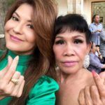 Tamara Bleszynski Instagram – Dibalik Wanita/Perempuan Kuat ada Wanita/Perempuan HEBAT. 

Yesss… Harap di baca lagi. 

Ketika aku harus bolak balik mengurus perkara karena Ego Maskulin seseorang yg Rakusnya ga kelar2, Aku harus meninggalkan pekerjaanku..meninggalkan anakku.

Pada saat Duniaku jungkir balik, Justru Perempuan/Wanita lah yang membantuku dengan Ikhlas.

Membantuku agar Warung tetap berjalan, Anakku pun di jagain dengan sepenuh hati. 

Sebagai single Mother…aku sangat bersyukur.

Itulah hebatnya ketika Wanita/Perempuan BERSATU…kita saling MEMBANTU. 

Terima kasih Ida Tanjung sayang atas Kasihnya ♥️

Yesss…ku ulang yahhhh..

Dibalik Wanita/Perempuan Kuat ada Wanita/Perempuan HEBAT

~ TBlz