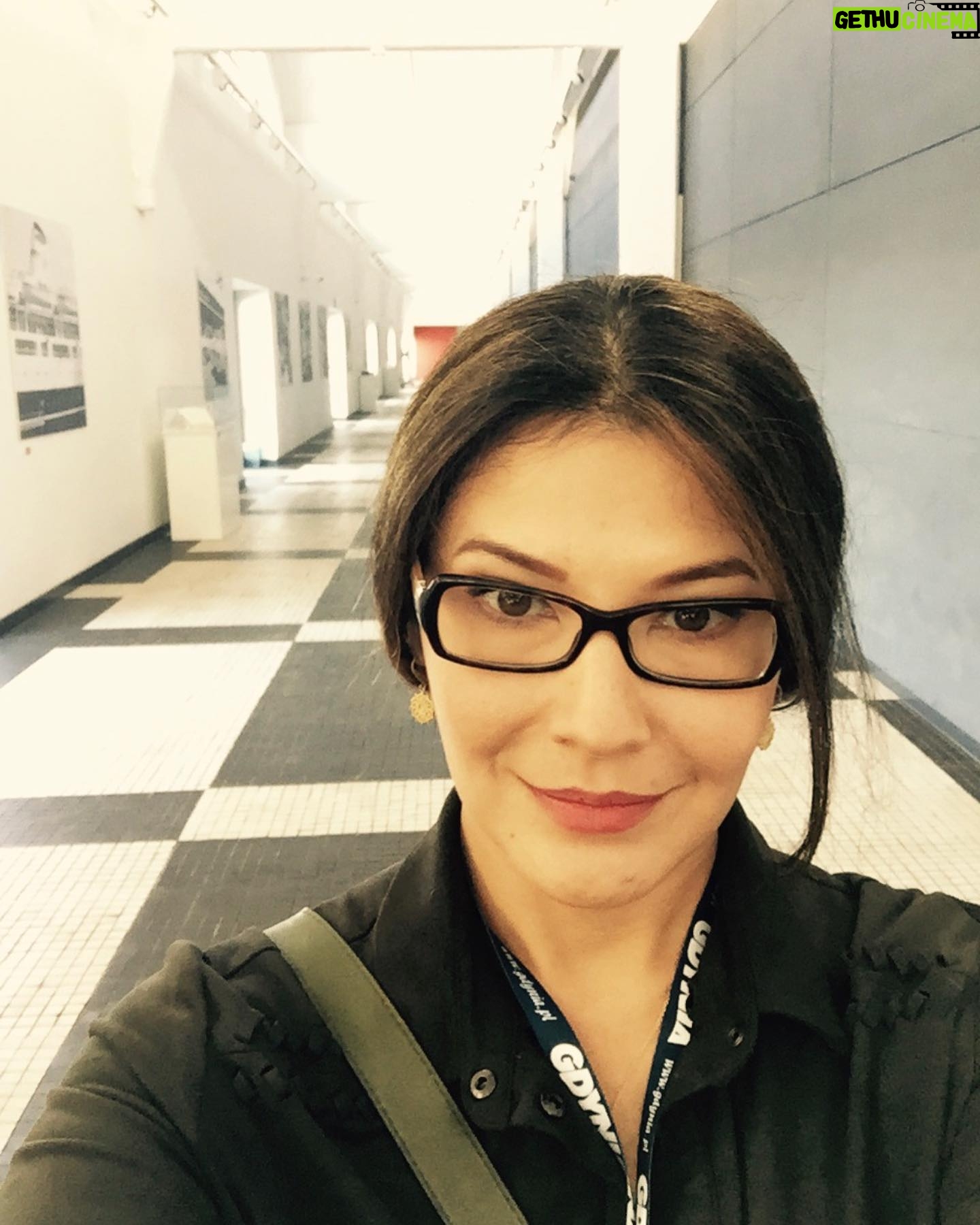 Tamara Bleszynski Instagram - Disini..ditempat ini (Polandia) aku ada di tempat Sejarah..dimana begitu banyak orang2 ingin lepas dari kekejaman perang. Disini dan di sekarangku…Aku berharap, semoga Semua Mahluk Hidup Berbahagia. 🤍 Tamara Bleszynski