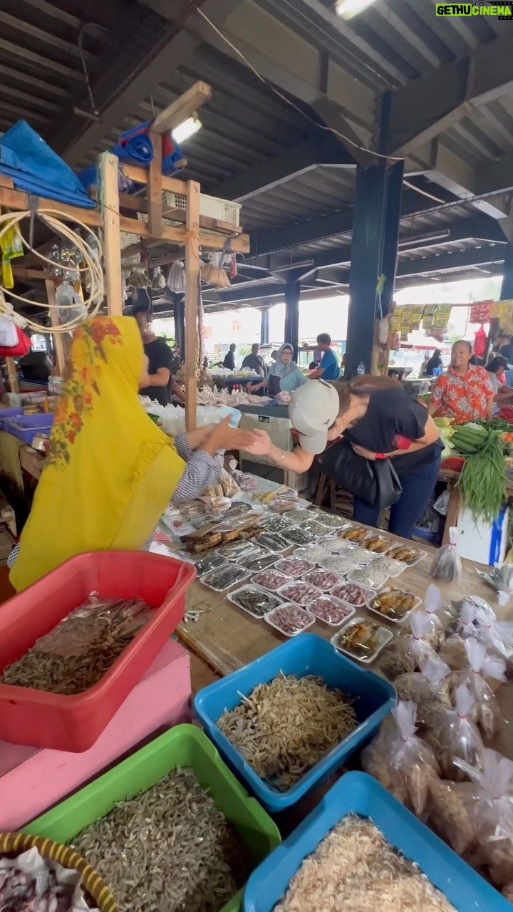 Tamara Bleszynski Instagram - Alhamdulillah…kesampaian juga aku hari ini ke Pasar tradisional, PASAR MINGGU 🥰 Rintik2 hujan justru membuatku semangat utk belanja dan juga bertegur sapa dengan ibu2 yg baik hati…semoga Laris Manis terus jualannya yah ibu2 sayang ♥️🤗 Maju Terus UMKM di INDONESIA 🇮🇩 ♥️ Selamanya, Tamara Bleszynski 29.1.2024 Pasar Minggu Jakarta Selatan Indonesia