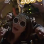 Tamara Bleszynski Instagram - HAPPY NEW YEAR!! 🥳 Salam sayang dari keluargaku untuk keluarga teman2. Selamat Tahun Baru 🥳♥️ 00.00 1.1.2024 Jakarta Indonesia 🇮🇩