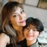 Tamara Bleszynski Instagram - Sebelum kita menutup tahun ini…ijinkan aku mengucapkan Terima kasih kepada Anakku Kenzou, yg telah menguatkan mamanya. Tahun 2023 merupakan tahun yg penuh Tantangan bagiku. Tangisku…sepintar apapun kusembunyikan..Kenzou tetap bisa mendengar suara Batinku dan selalu menguatkanku. Dan aku juga sangat amat Berterima kasih kepada semua teman2 di IG…walau Kita mungkin tidak saling mengenal secara langsung, tapi batin kita erat. Terima kasih tak terhingga. Semangat dari teman2 menguatkanku menghadapi Badai 2023. “KUAT TAMARA…KAMU HARUS KUAT!!” Tulis banyak di DM. Terima kasih…Doaku untuk semua Teman2 sayang. Kuat…Kuat…Kuat!! Semoga Kabaikan selalu menyertai setiap langkah teman2. Terima kasih tak terhingga ♥️♥️♥️ 23.32 31.12.2023