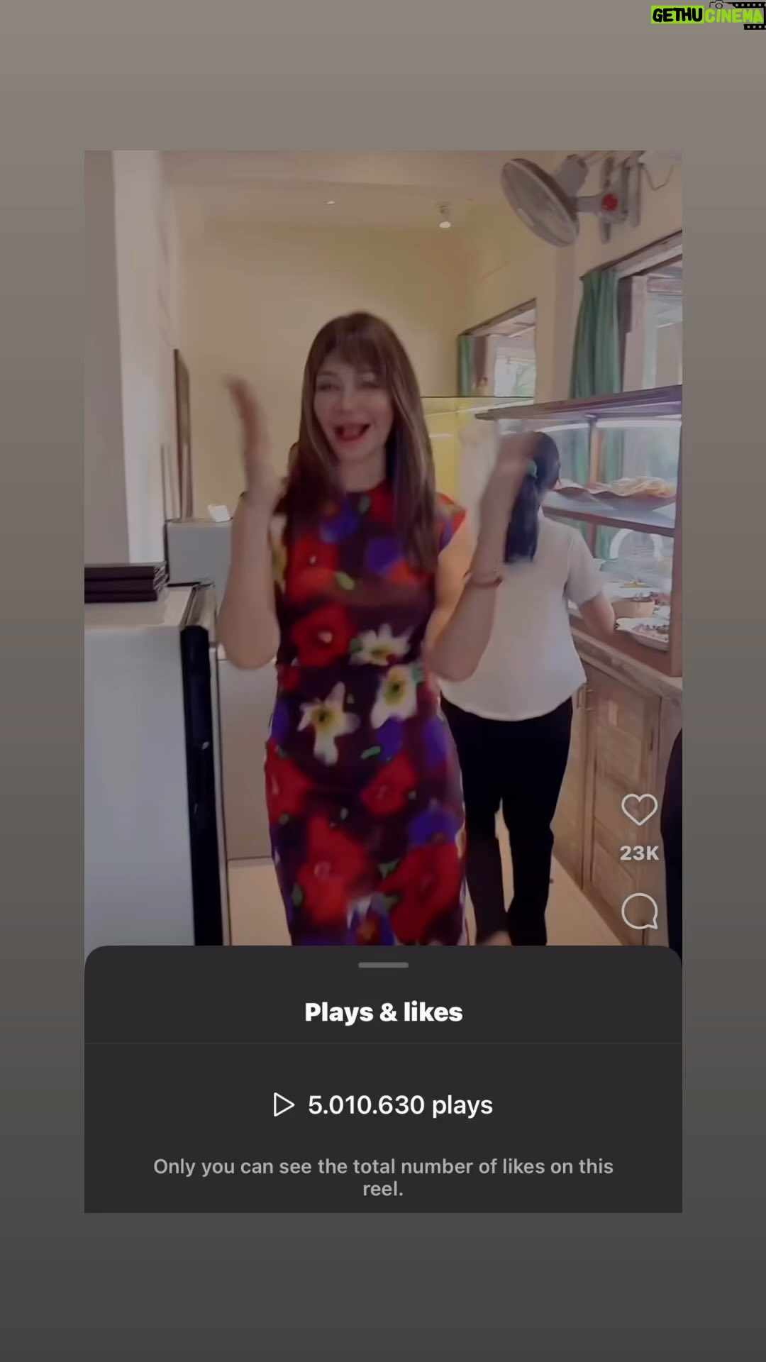 Tamara Bleszynski Instagram - Wow!! 5 Juta lebih yg liat Reel ku di warung sederhanaku @tehmanisbali Hatur Nuhun Pisan. Terima kasih tak terhingga. Semoga keceriaanku membuat teman2 Semangat dalam Berkarya ♥️ Aku selalu yakin bila kita Bekerja dengan Tulus dan Ikhlas dalam mencari Rejeki utk diri sendiri dan Keluarga, maka Rezeki akan datang, karena Rezeki Tidak Mungkin Salah Alamat. Semoga Teman2 dilapangkan rejeki yg membawa Berkah dari segala penjuru. Doaku malam ini. Sekali lagi terima kasih yah 🙏 ♥️, Tamara Bleszynski TEH MANIS BALI INDONESIA 🇮🇩