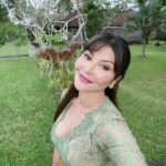 Tamara Bleszynski Instagram - Bersambung Part 2: “Halo??” Tanya Operator 2024. Karena Aku masih terdiam. Tapi…. Aku mendadak tersadar dan harus menjawab. Segera! Karena Pulsa yg kupakai bukan Pulsa paket internet, tapi Pulsa biasa, yg 10 ribu Rupiah habis dalam hitungan detik…jadi harus segera kujawab. S E G E R A! “Ohhh…Iya operator 2024, boleh Tau Apa saja Paket A, B & C Bahagia tanpa Ribet 2024?” Tanyaku..sambil melihat saldo teleponku yg tanpa paket Internet Komflitt. Karena aku tau Waktuku hanya sebentar ⏳ “Baik, terima kasih telah menghubungi layanan operator 2024, anda sedang mengunakan pulsa biasa.” Jawabnya. “Iyaa!” Jawabku cepat dan tepat, karena aku mengerti waktuku singkat! ⏳ “Baik, terima kasih telah menghubungi layanan operator 2024, sebelumnya kami harus memastikan bahwa Anda adalah Manusia. Harap Ketik/masukan Huruf/Angka yg tertera dilayar. Harap tekan/pilih gambar yg hanya mengandung Kulit..untuk memastikan anda adalah Manusia, bukan Robot dan diakhiri dengan menekan tanda Pagar.” Perintahnya. “……” Pulsa ku HABIS. Tak sempat aku memastikan pada operator kalau aku ini Manusia, tak sempat aku sebagai Manusia mengetahui pilihan yg sebenar2nya, apa saja? 🤷🏻‍♀️ Karena tidak ada Pulsa. 😁 Untung Nafas masih Gratis 🤦🏻‍♀️ Bersyukur selalu ♥️ 📸: Agustus 2023 #goodbye2023