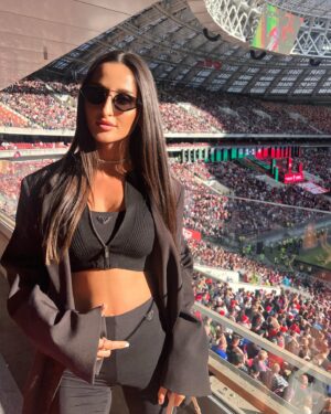 Tamara Turava Instagram - Обожаю такие движухи, прилетела в Москву на 1 день, на суперфинал FONBET Кубка России по футболу!
Краснодар против ПФК ЦСКА!

Угадайте за кого я болею? ⚽️⚽️⚽️