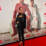 Tamara Turava Instagram - Непосредственно Каха «Другой фильм» Эмоции БЕШШЕНННЫЕ-невероятно смешно и очень трогательно 🥹 С 25 мая в кино 🍿 обязательно найдите время для просмотра 😎 Когда Серго очередной раз позвонил мне, чтоб приколоть сценарий на Музыку, я уже не смогла скрывать и рассказала, что я беременна и то, что я не смогу сниматься в фильме😭 Он сразу не поверил , но потом очень обрадовался и мы начали смеяться и плакать от счастья в шоколаде 😅🤎🍫 Тёмачка мне пообещал, что мы еще снимем 3-ю часть со мной ! Так что Братцы, Я Уже жду ЖДУ 3-ю часть ! 🤣🫶🏾😎 Dress_ @sumara_sm_ 🖤