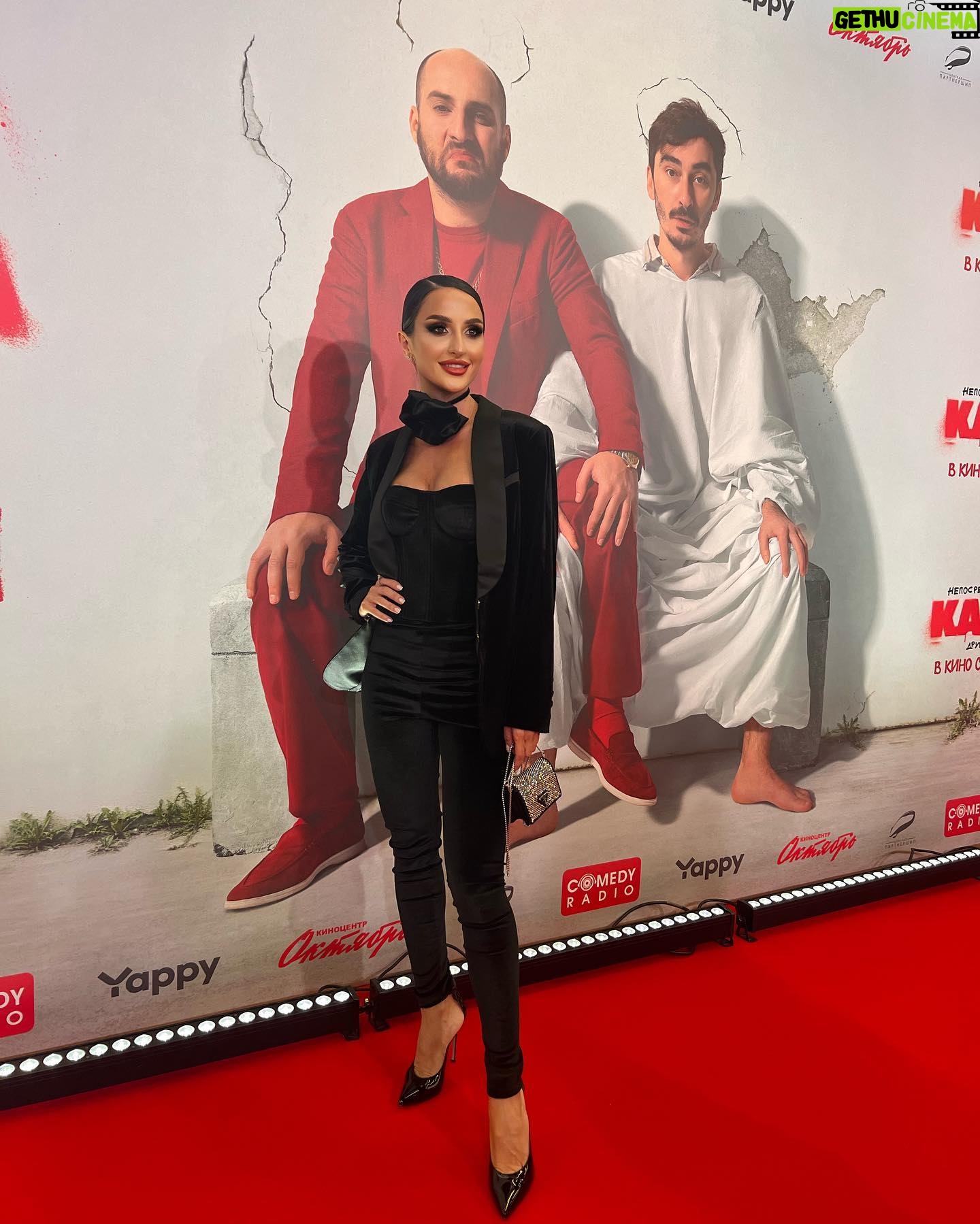 Tamara Turava - 32.1K Likes - Непосредственно Каха «Другой фильм»
Эмоции БЕШШЕНННЫЕ-невероятно смешно и очень трогательно 🥹
С 25 мая в кино 🍿 обязательно найдите время для просмотра 😎
Когда Серго очередной раз позвонил мне, чтоб приколоть сценарий на Музыку, я уже не смогла скрывать и рассказала, что я беременна и то, что я не смогу сниматься в фильме😭 Он сразу не поверил , но потом очень обрадовался и мы начали смеяться и плакать от счастья в шоколаде 😅🤎🍫 Тёмачка мне пообещал, что мы еще снимем 3-ю часть со мной ! Так что Братцы, Я Уже жду ЖДУ 3-ю часть ! 🤣🫶🏾😎
Dress_ @sumara_sm_ 🖤