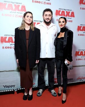 Tamara Turava Instagram - Непосредственно Каха «Другой фильм»
Эмоции БЕШШЕНННЫЕ-невероятно смешно и очень трогательно 🥹
С 25 мая в кино 🍿 обязательно найдите время для просмотра 😎

Когда Серго очередной раз позвонил мне, чтоб приколоть сценарий на Музыку, я уже не смогла скрывать и рассказала, что я беременна и то, что я не смогу сниматься в фильме😭 Он сразу не поверил , но потом очень обрадовался и мы начали смеяться и плакать от счастья в шоколаде 😅🤎🍫 Тёмачка мне пообещал, что мы еще снимем 3-ю часть со мной ! Так что Братцы, Я Уже жду ЖДУ 3-ю часть ! 🤣🫶🏾😎

Dress_ @sumara_sm_ 🖤