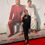 Tamara Turava Instagram - Непосредственно Каха «Другой фильм» Эмоции БЕШШЕНННЫЕ-невероятно смешно и очень трогательно 🥹 С 25 мая в кино 🍿 обязательно найдите время для просмотра 😎 Когда Серго очередной раз позвонил мне, чтоб приколоть сценарий на Музыку, я уже не смогла скрывать и рассказала, что я беременна и то, что я не смогу сниматься в фильме😭 Он сразу не поверил , но потом очень обрадовался и мы начали смеяться и плакать от счастья в шоколаде 😅🤎🍫 Тёмачка мне пообещал, что мы еще снимем 3-ю часть со мной ! Так что Братцы, Я Уже жду ЖДУ 3-ю часть ! 🤣🫶🏾😎 Dress_ @sumara_sm_ 🖤