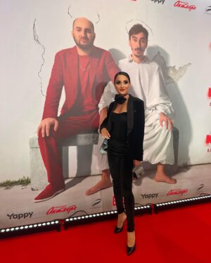 Tamara Turava Instagram - Непосредственно Каха «Другой фильм»
Эмоции БЕШШЕНННЫЕ-невероятно смешно и очень трогательно 🥹
С 25 мая в кино 🍿 обязательно найдите время для просмотра 😎

Когда Серго очередной раз позвонил мне, чтоб приколоть сценарий на Музыку, я уже не смогла скрывать и рассказала, что я беременна и то, что я не смогу сниматься в фильме😭 Он сразу не поверил , но потом очень обрадовался и мы начали смеяться и плакать от счастья в шоколаде 😅🤎🍫 Тёмачка мне пообещал, что мы еще снимем 3-ю часть со мной ! Так что Братцы, Я Уже жду ЖДУ 3-ю часть ! 🤣🫶🏾😎

Dress_ @sumara_sm_ 🖤