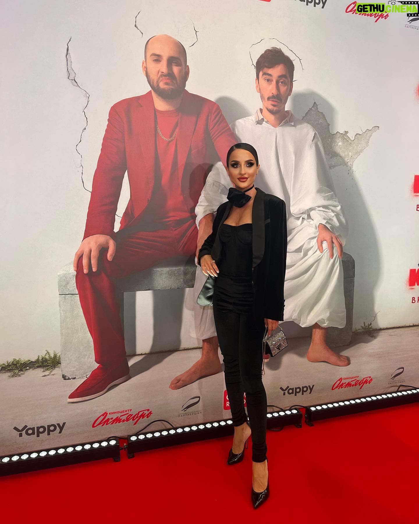 Tamara Turava - 32.1K Likes - Непосредственно Каха «Другой фильм»
Эмоции БЕШШЕНННЫЕ-невероятно смешно и очень трогательно 🥹
С 25 мая в кино 🍿 обязательно найдите время для просмотра 😎
Когда Серго очередной раз позвонил мне, чтоб приколоть сценарий на Музыку, я уже не смогла скрывать и рассказала, что я беременна и то, что я не смогу сниматься в фильме😭 Он сразу не поверил , но потом очень обрадовался и мы начали смеяться и плакать от счастья в шоколаде 😅🤎🍫 Тёмачка мне пообещал, что мы еще снимем 3-ю часть со мной ! Так что Братцы, Я Уже жду ЖДУ 3-ю часть ! 🤣🫶🏾😎
Dress_ @sumara_sm_ 🖤
