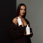 Tamara Turava Instagram - У меня многие девушки интересуются, как я отрастила так быстро здоровые и красивые волосы😎 Ответ один:- «Я пользуюсь только своей линейкой по уходу за волосами»🖤 Проверено на мне @ox21.store рабочая продукция, которую вы можете приобрести в @goldapple 🍏 с большой любовью для Вас ❤️‍🔥🙏🏽