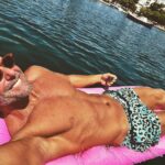 Tamer Hagras Instagram - Life is pink… الحياه بقي لونها بمبي😍 ‎الحمدلله 🤲🏽 #hagrastravels #tamerhagras #hagras #actor #تامرهجرس #هجرس #هجرس_تراڤلز