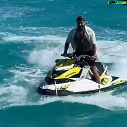 Tamer Hosny Instagram - صباح الفل عالكل 😀 شوية تمرينات عالصبح عشان بعض مشاهد الفيلم في البحر🏊🏻♀️