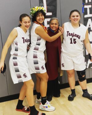 Tamina Instagram - WE L❤️VE YOU🌺🤟🏽!!!!! 
.
.
#MaleataSnukaPolamalu #11 #SeniorNight🏀 #ProudMama