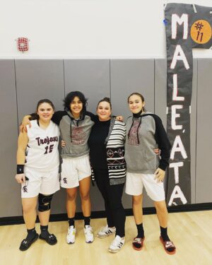 Tamina Instagram - WE L❤️VE YOU🌺🤟🏽!!!!! 
.
.
#MaleataSnukaPolamalu #11 #SeniorNight🏀 #ProudMama