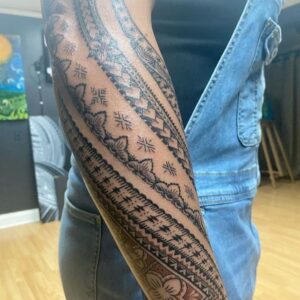 Tamina Instagram - Vinaka, FaaFetai, Thank You Thank you @samoan_mike and to your beautiful wife who helped as well. Can’t believe I finally got it🌺🙏🏽🤎🖤 
.
.
.
Song: The Five Stars “Samoa Matalasi”
