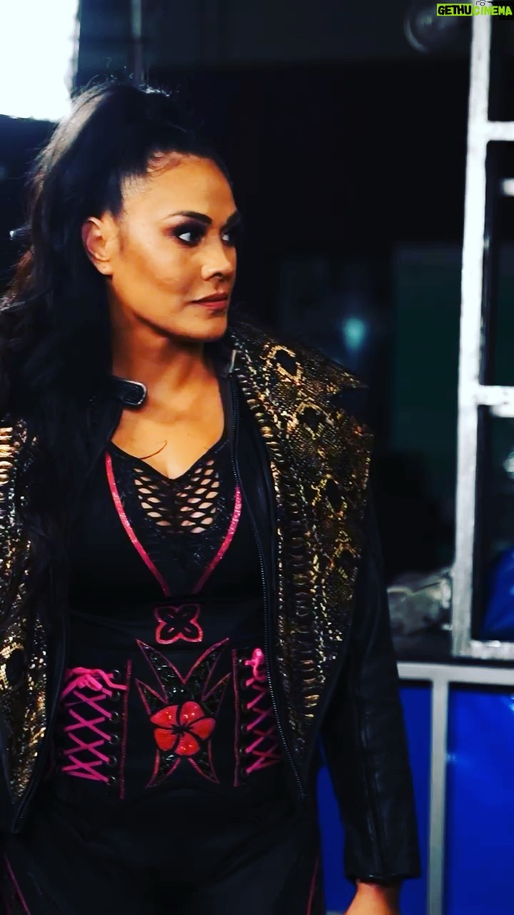 Tamina - 15.2K Likes - He asked for it…🤣💋😂
Repost from @wwe
•
@saronasnukawwe gives @realtozawa a good luck kiss 💋! #WWERaw @usa_network