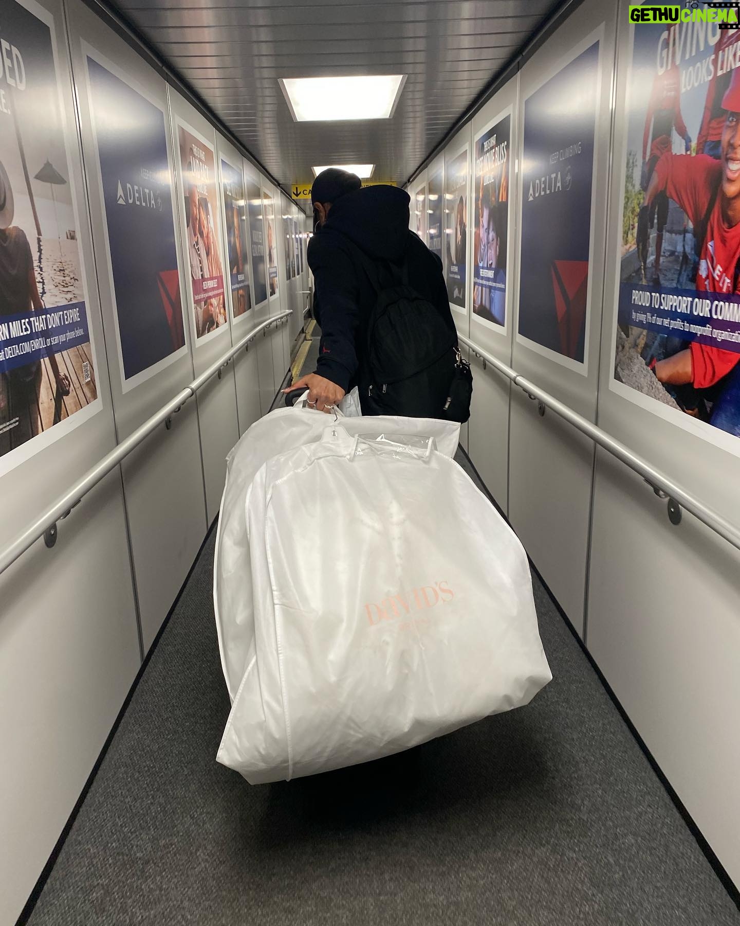 Tamina Instagram - What a journey😅 Damn this dress is heavy!! Where you at @realtozawa ???… #WWERAW