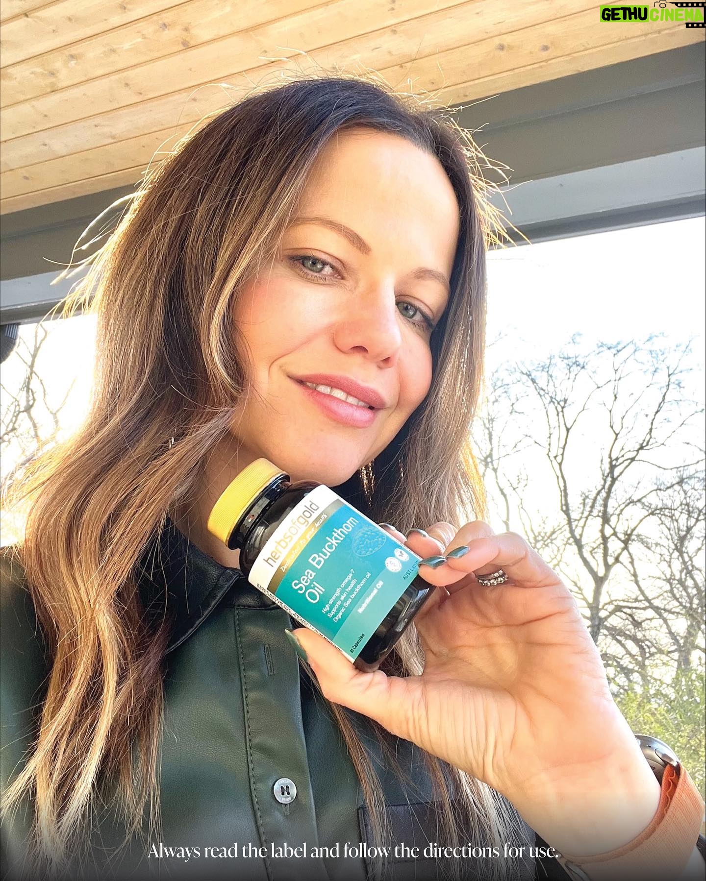 Tammin Sursok Instagram - *unedited photo Keeping your skin and eyes hydrated can feel like a never-ending process! Herbs of Gold @herbsofgold Sea Buckthorn Oil is a great way to boost your intake of beneficial fatty acids. ❤️This high-grade, organic and sustainably sourced Sea buckthorn oil provides a balanced profile of omega-3,6,7 and 9 as well as plant sterols, vitamin E and carotenoids. This potent antioxidant helps relieve dry eyes and supports skin hydration and health. Plus, it’s vegan friendly! 🕺🏼#herbsofgoldpartner