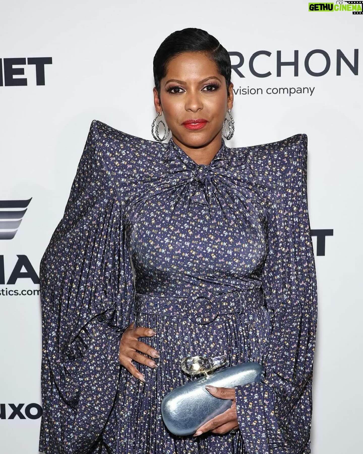 Tamron Hall Instagram - Congratulations @fernmallis! β₯οΈ I am honored to celebrate your legacy as creator of the iconic New York Fashion Week! Iβm thrilled to have personally witnessed how you continue to ensure designers of all backgrounds have a seat at the table. Congratulations on being inducted into the @accessoriescouncil Hall of Fame. ππΎββοΈ @johnnywright220 π @raul0tero π Vintage @balenciaga @lilyetcie Earrings/handbag: @alexisbittar