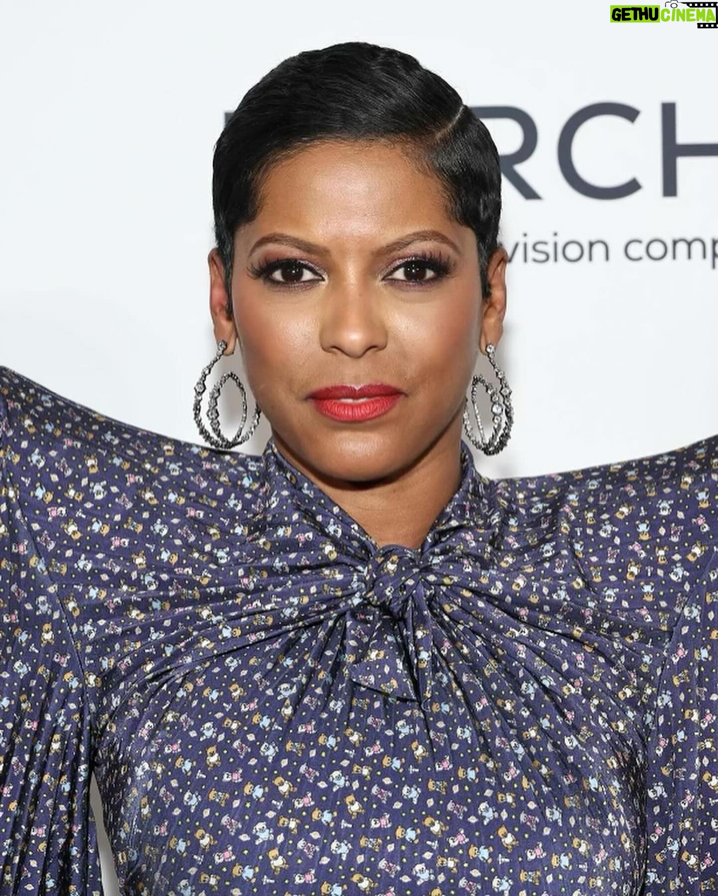 Tamron Hall Instagram - Congratulations @fernmallis! β₯οΈ I am honored to celebrate your legacy as creator of the iconic New York Fashion Week! Iβm thrilled to have personally witnessed how you continue to ensure designers of all backgrounds have a seat at the table. Congratulations on being inducted into the @accessoriescouncil Hall of Fame. ππΎββοΈ @johnnywright220 π @raul0tero π Vintage @balenciaga @lilyetcie Earrings/handbag: @alexisbittar
