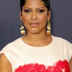 Tamron Hall Instagram - Talent never sleeps and the talent was wide awake at the FIT Annual Awards last night! It was an honor to present @KennethColeReal with the Social Impact Award #FITGala @FIT 💇🏾‍♀️ @johnnywright220 💄 @raul0tero 👗 Vintage @bottegavenetaworld from @lilyetcie