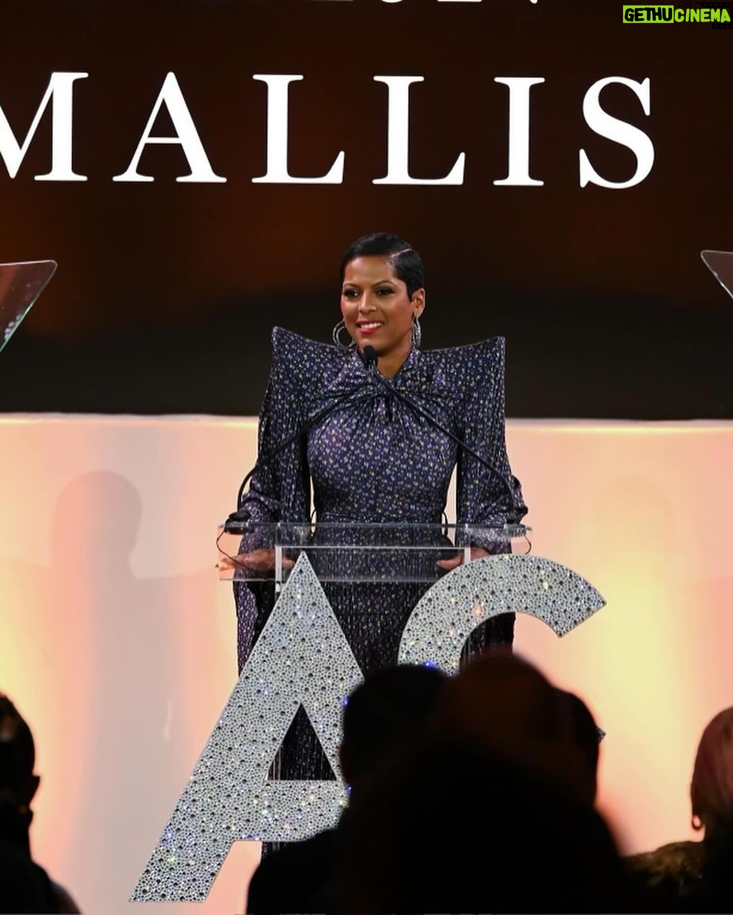 Tamron Hall Instagram - Congratulations @fernmallis! β₯οΈ I am honored to celebrate your legacy as creator of the iconic New York Fashion Week! Iβm thrilled to have personally witnessed how you continue to ensure designers of all backgrounds have a seat at the table. Congratulations on being inducted into the @accessoriescouncil Hall of Fame. ππΎββοΈ @johnnywright220 π @raul0tero π Vintage @balenciaga @lilyetcie Earrings/handbag: @alexisbittar