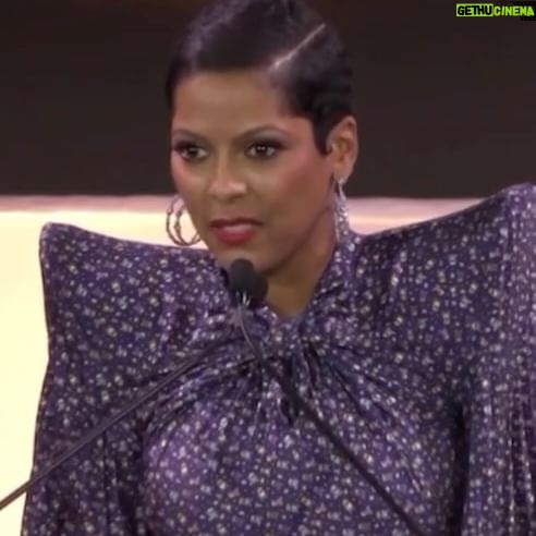Tamron Hall Instagram - Congratulations @fernmallis! β₯οΈ I am honored to celebrate your legacy as creator of the iconic New York Fashion Week! Iβm thrilled to have personally witnessed how you continue to ensure designers of all backgrounds have a seat at the table. Congratulations on being inducted into the @accessoriescouncil Hall of Fame. ππΎββοΈ @johnnywright220 π @raul0tero π Vintage @balenciaga @lilyetcie Earrings/handbag: @alexisbittar