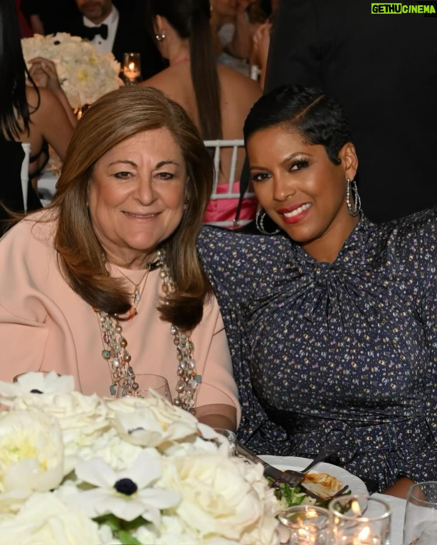 Tamron Hall Instagram - Congratulations @fernmallis! β₯οΈ I am honored to celebrate your legacy as creator of the iconic New York Fashion Week! Iβm thrilled to have personally witnessed how you continue to ensure designers of all backgrounds have a seat at the table. Congratulations on being inducted into the @accessoriescouncil Hall of Fame. ππΎββοΈ @johnnywright220 π @raul0tero π Vintage @balenciaga @lilyetcie Earrings/handbag: @alexisbittar