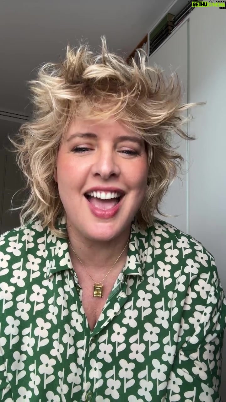 Tania Llasera Instagram - Directo #esponTania sobre la #perimenopausia y sus gracias #FuerzaCoñil!!! Y sobre el tratamiento que me hice hace poco. Ah y explicación de #chumino y del #tiramisù