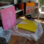 Tania Llasera Instagram – Ya se que no se llevan ya las fotos en carrousel y me da igual. Fotos de hoy, fresquitas, pintando y trabajando mientras disfruto de @soydavidinsua y los colores y las sombras de mi casa. #parati #22abril2024 #LlaseraMenos