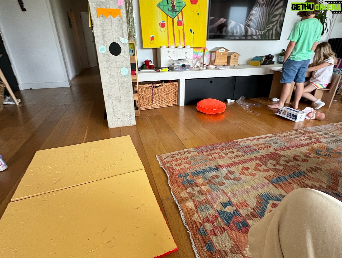 Tania Llasera Instagram - Mi casa no es un museo, pero podría últimamente. Nuestra obra de hoy juntos. Amo pintar con ellos dos. #pintarenfamilia