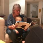 Tania Llasera Instagram - Que fácil es ser madre cuando no lo eres todavía. Y que duro es buscar la maternidad y que no llegue. La maternidad poco tiene de fácil y punto. A mi se me llenaba la boca de teoría y luego, luego vino la práctica y la teoría se fue por la ventana. Desde que soy madre, respeto y admiro el doble a la mía y a todas mis compañeras. Somos tanto, que no cabe en un post y lo sabemos. A todas las madres: todo el trabajo, el amor y la energía que invertimos cada día, no desaparece; se transforma. A más amor, mejores personitas estamos esculpiendo. No solo damos vida, también invertimos en el futuro. Recordémoslo cuando estemos llenas de culpa, sonriamos y disfrutemos de la maternidad si nos dejan: riámonos y bebamos un vino juntas, compartiendo las luces y las sombras que tienen ser mamá hoy en día. Que a veces hacer tribu es de lo poco que nos mantiene cuerdas, de lo poco que facilita ser madre, es no sentirte sola. Feliz día de la madre compañeras, y abuelas. Happy mothers day y’all 💙 #DiadelaMadre