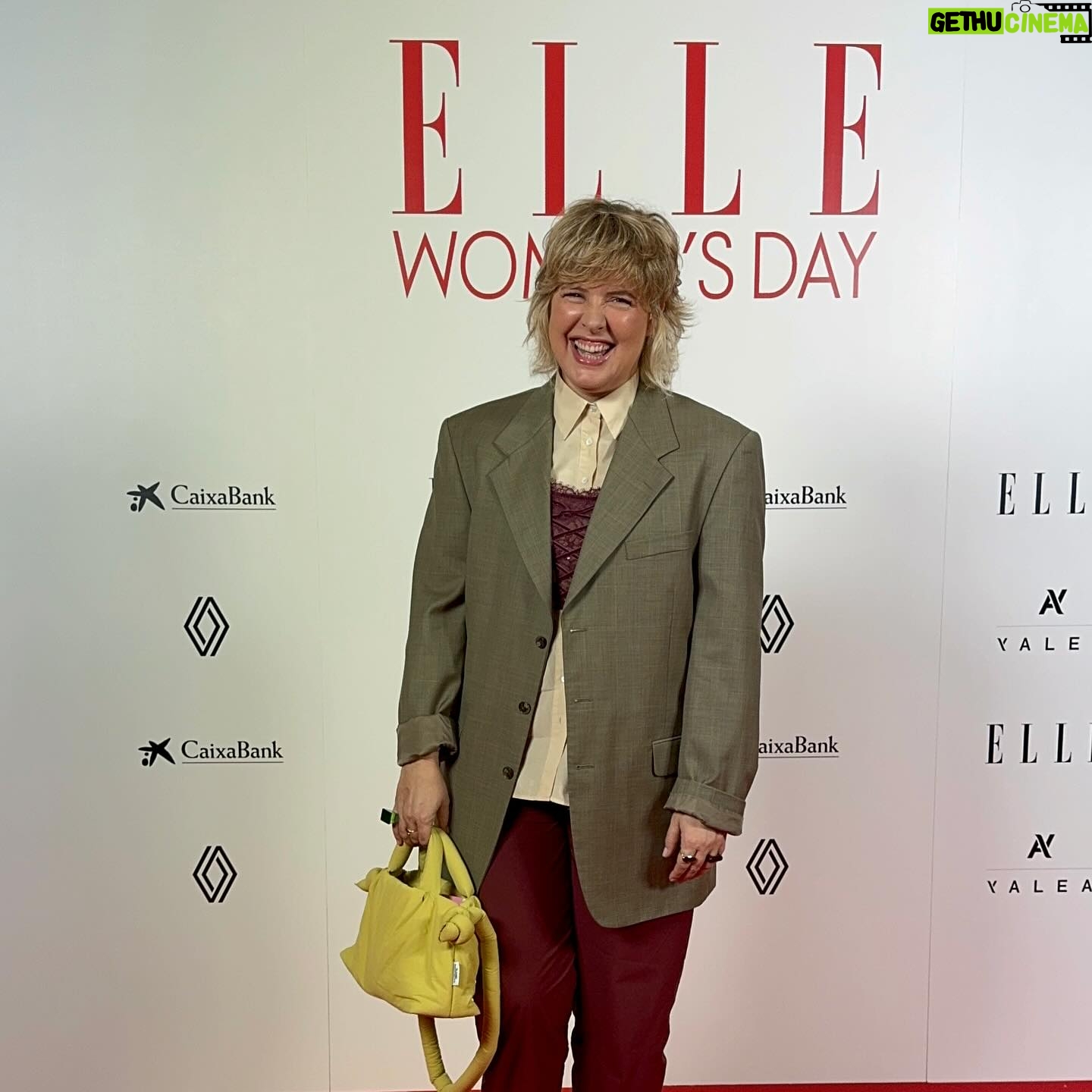 Tania Llasera Instagram - Hoy mismo he acudido a la #ELLEwomensDAY para celebrar a la mujer en una jornada de entrevistas, consejos y coloquios entre chicas. Gracias @elle_spain por organizar días tan completos como el de hoy. Look improvisado de hoy: pantalón y camisa de @chaucas_madrid y la americana de segunda mano de @humana_secondhand_es ah! Y el corset es de @victoriassecretspain