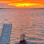 Tania Llasera Instagram - Aquí Miss Gabarra 1979 - feliz es poco, entre amigos y muchas risas... Feliz semana santa!! #sunset #atardecernaranja #orange #happylady