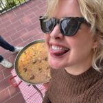 Tania Llasera Instagram - Mayo de comienzos y muy bien acompañada. Familia de @leireurzaiz y mi primera paella chispas y mi pastel crumble número 1000. Jajajaj. Feliz en el campo. #camptania