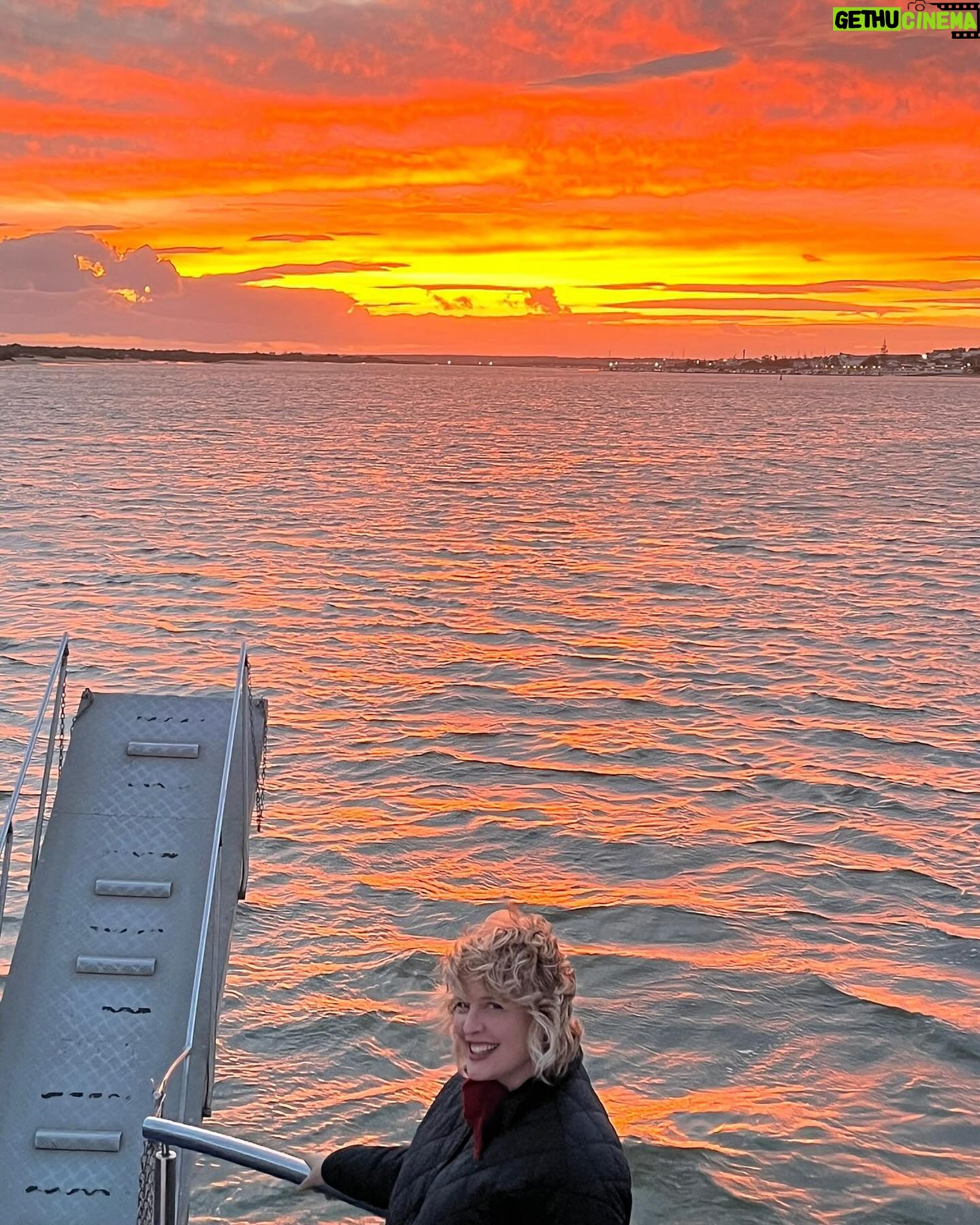 Tania Llasera Instagram - Aquí Miss Gabarra 1979 - feliz es poco, entre amigos y muchas risas... Feliz semana santa!! #sunset #atardecernaranja #orange #happylady