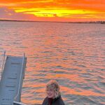 Tania Llasera Instagram - Aquí Miss Gabarra 1979 - feliz es poco, entre amigos y muchas risas... Feliz semana santa!! #sunset #atardecernaranja #orange #happylady