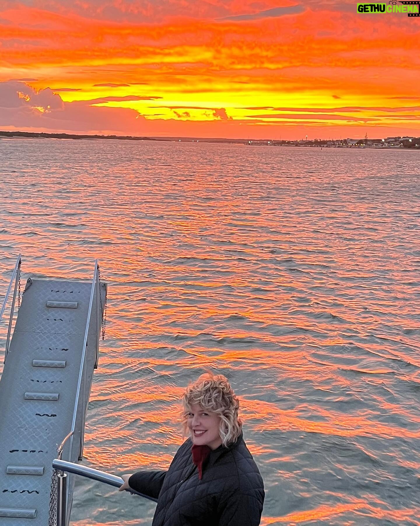 Tania Llasera Instagram - Aquí Miss Gabarra 1979 - feliz es poco, entre amigos y muchas risas... Feliz semana santa!! #sunset #atardecernaranja #orange #happylady