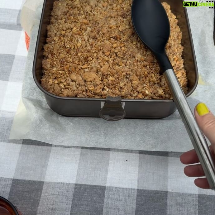 Tania Llasera Instagram - Mayo de comienzos y muy bien acompañada. Familia de @leireurzaiz y mi primera paella chispas y mi pastel crumble número 1000. Jajajaj. Feliz en el campo. #camptania