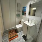 Tania Llasera Instagram – Me fuí el miércoles a #camptania para abrir al maravilloso carpintero que me hizo lo de las primeras fotos: un armario en el baño, un arcón bajo los cuadros y unas baldas en mi cuarto. Gracias a @ordena_tu_vida que me dieron todas estas ideas por cierto. Luego decidí quedarme en el campo pintando y disfrutando de amigos, hasta que llegaron mis hijos y mi marido y muchos amigos más este fin de semana. Me he sentido tan amada, llena de amor y feliz de ver la casa llena, barullo, niños saltando, helados, caídas y betadine, guaridas y flores; vamos, de ver a mis hijos y sus amigos pletóricos…que vuelvo llena, completa y repleta. Ah! Y con dos sillas nuevas típicas de parador que encontré en la basura!!!!