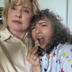 Tania Llasera Instagram - Ratitos llenos de luz y color, amigos buenos güenos y muchas risas y queso. 🧀 Me encantaría enseñaros a los niños guapos que tenemos pero ya sabéis que no se debe, al menos aquí no. Buen sábado familia de IG. #amigas #familiaescogida