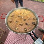Tania Llasera Instagram - Mayo de comienzos y muy bien acompañada. Familia de @leireurzaiz y mi primera paella chispas y mi pastel crumble número 1000. Jajajaj. Feliz en el campo. #camptania