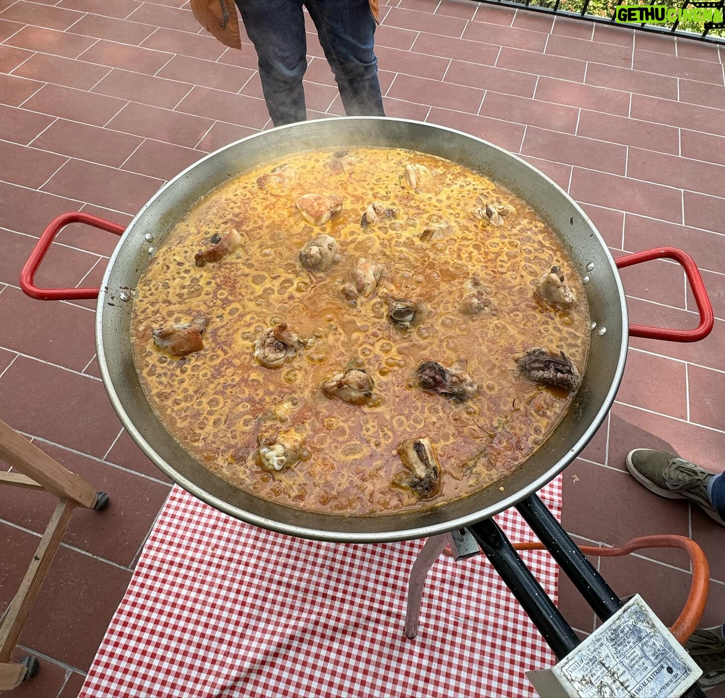 Tania Llasera Instagram - Mayo de comienzos y muy bien acompañada. Familia de @leireurzaiz y mi primera paella chispas y mi pastel crumble número 1000. Jajajaj. Feliz en el campo. #camptania