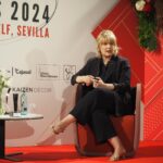Tania Llasera Instagram - A veces también sufro el #sindromedaIaIMPOSTORA, hay momentos pasajeros en mi casa, haciendo directos, donde echo de menos trabajar en la televisión o cuando me pregunto si a alguien le importa lo que hago o dejo de hacer. Recibo hate y a veces dudo, aunque tampoco mucho eh, pero pasa, me pasa y no voy a esconderlo. Como toda hija de vecina, nada nuevo LLASERA. Yo soy mi peor enemiga y crítica, aunque intento ser también mi mejor amiga a la vez. No siempre lo consigo. Intento cambiar el mundo, trabajo a trabajo, directo a directo, pasito a pasito. Empezando pequeñito para llegar lo más lejitos. Y los premios antes no los valoraba tanto(alguno tengo) pero año a año, los saboreo mas lento, los disfruto más, los valoro mucho más. También me pongo más en calor ahora, a mis 44. Porque mi vida ahora va más lenta, pero también más segura. Y os aseguro que me ha llegado hoy, recibir este premio a favorita 2024 en muy buena compañía. @imlorenaduran @victormadrid @marisajarab y muchas gracias a @yoestoycomonunca y a @sevillamagazine por hacerlo posible. Que bonita eres #sevilla, y que bonito sentirme tan preciosa por dentro por tus calles. #graciasvida