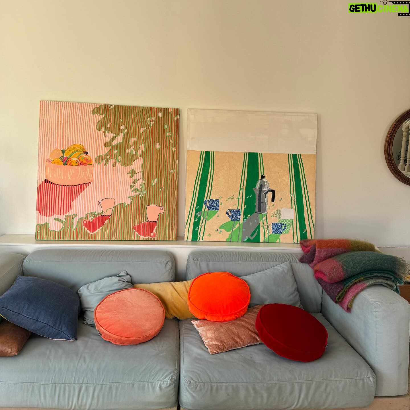 Tania Llasera Instagram - Me fuí el miércoles a #camptania para abrir al maravilloso carpintero que me hizo lo de las primeras fotos: un armario en el baño, un arcón bajo los cuadros y unas baldas en mi cuarto. Gracias a @ordena_tu_vida que me dieron todas estas ideas por cierto. Luego decidí quedarme en el campo pintando y disfrutando de amigos, hasta que llegaron mis hijos y mi marido y muchos amigos más este fin de semana. Me he sentido tan amada, llena de amor y feliz de ver la casa llena, barullo, niños saltando, helados, caídas y betadine, guaridas y flores; vamos, de ver a mis hijos y sus amigos pletóricos…que vuelvo llena, completa y repleta. Ah! Y con dos sillas nuevas típicas de parador que encontré en la basura!!!!