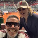 Tania Llasera Instagram - Reportaje dela revista de mi mente: ¡Adiós! Donde mi mejor amigo y yo disfrutamos del mejor tennis, comemos jamón @jamonjoselito, vivimos la experiencia VIP, aha!! mi nuevo coche naranja porque es mi color fav. 🧡 y por cierto, no sé porque saco más lengua de la habitual. Dando que hablar a los paparazzi en la segunda foto y no 🤣#noesmiMARIDO pero le quiero mucho. Gracias por un día genial a todos los afectados. 💙♥️💙🧡💙 #alcarazforever #mutuamadridopen2024 y la gorra de @malasmadres para apoyar la mejora en conciliación en este país nuestro.