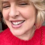 Tania Llasera Instagram - TODO ES MENTIRA. Obviamente el servicio “Paseadores de niños” NO ES REAL, lo realidad, la verdad verdadera es que 1 de cada 2 niños tendrá miopía, pasar más tiempo al aire libre puede prevenirlo y @multiopticasoficial ha querido conciéncianos de esta pandemia del siglo 21, generación borrosa