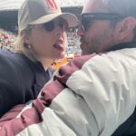 Tania Llasera Instagram - Reportaje dela revista de mi mente: ¡Adiós! Donde mi mejor amigo y yo disfrutamos del mejor tennis, comemos jamón @jamonjoselito, vivimos la experiencia VIP, aha!! mi nuevo coche naranja porque es mi color fav. 🧡 y por cierto, no sé porque saco más lengua de la habitual. Dando que hablar a los paparazzi en la segunda foto y no 🤣#noesmiMARIDO pero le quiero mucho. Gracias por un día genial a todos los afectados. 💙♥️💙🧡💙 #alcarazforever #mutuamadridopen2024 y la gorra de @malasmadres para apoyar la mejora en conciliación en este país nuestro.